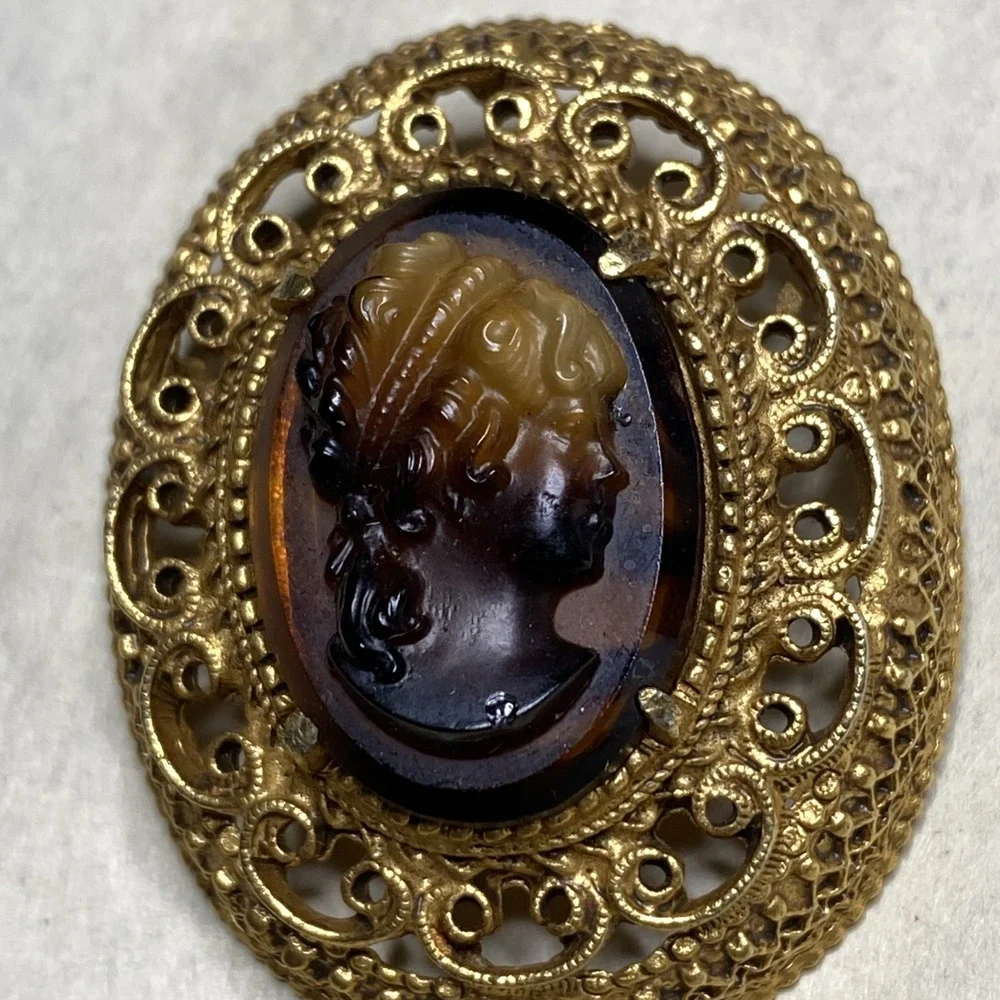 Vtg Florenza Cameo Brooch Goldtone Filigree Oval Has Chip